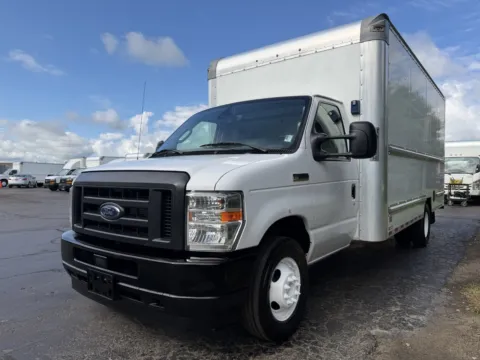 More photos of 2022 Ford E-350 16ft Box Truck at Signature Truck Center, IL