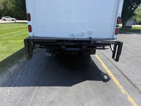 More photos of 2021 Isuzu NPR HD 16 FT Box Truck with Liftgate at Signature Truck Center, IL