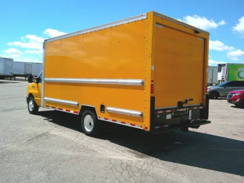 More photos of 2022 Ford E-350 16ft Box Truck at Signature Truck Center, IL