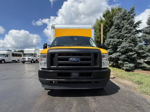 More photos of 2022 Ford E-350 16ft Box Truck at Signature Truck Center, IL
