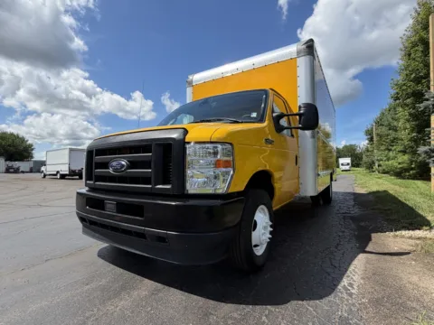 More photos of 2022 Ford E-350 16ft Box Truck at Signature Truck Center, IL