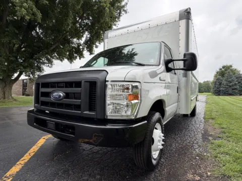 More photos of 2022 Ford E-350 16ft Box Truck at Signature Truck Center, IL
