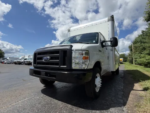 More photos of 2022 Ford E-350 16ft Box Truck at Signature Truck Center, IL