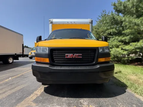 More photos of 2022 GMC 3500 16ft Box Truck at Signature Truck Center, IL