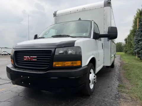 More photos of 2022 GMC 3500 16ft Box Truck at Signature Truck Center, IL