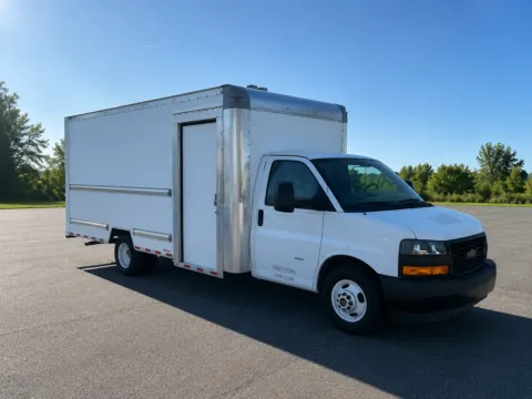 White 2022 GMC 3500 16ft Box Truck for sale in Crystal Lake, IL