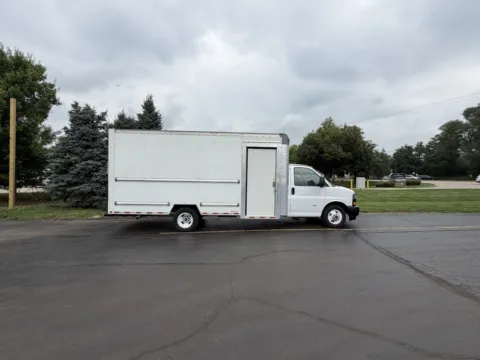 White 2022 GMC 3500 16ft Box Truck for sale in Crystal Lake, IL