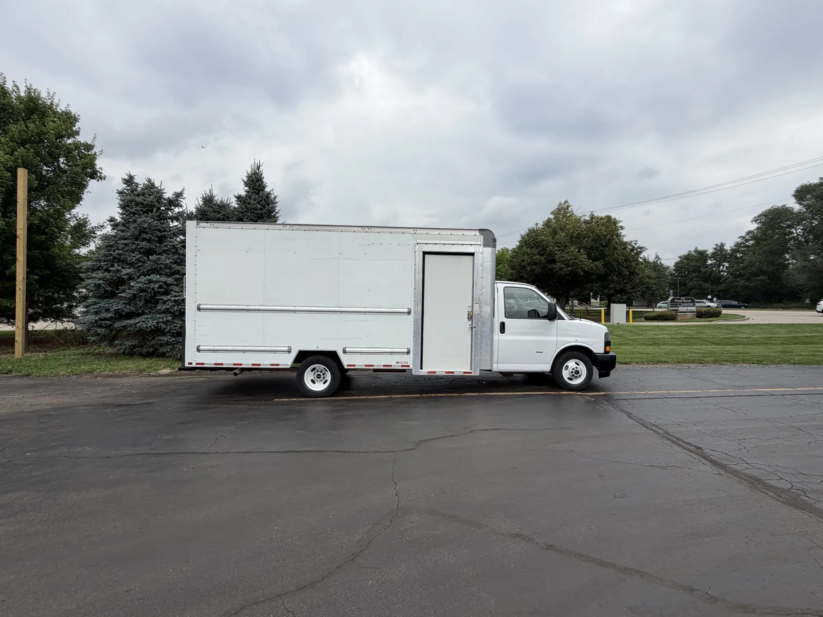 White 2022 GMC 3500 16ft Box Truck for sale in Crystal Lake, IL
