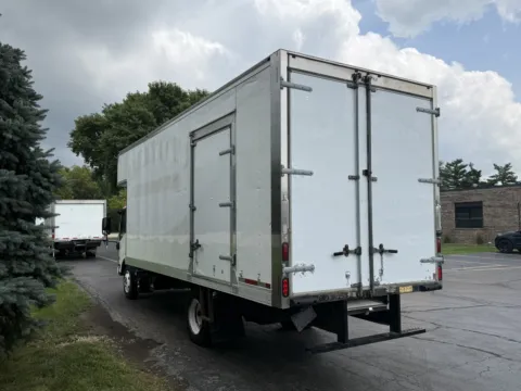 More photos of 2020 Isuzu NRR 20ft Box Truck with Attic at Signature Truck Center, IL