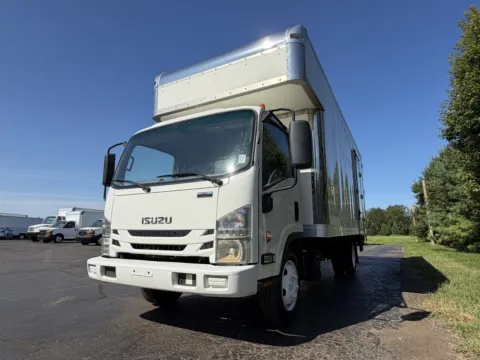 More photos of 2020 Isuzu NRR 20ft Box Truck with Attic at Signature Truck Center, IL