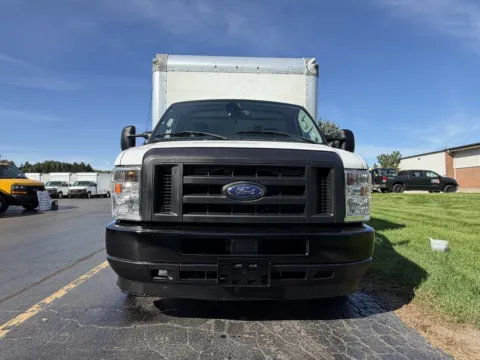More photos of 2022 Ford E-Series 16ft Box Truck at Signature Truck Center, IL