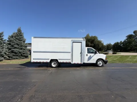 White 2022 GMC Savana 3500 for sale in Crystal Lake, IL