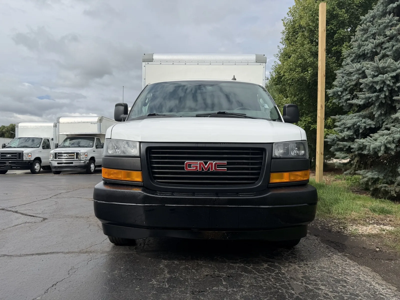 More photos of 2019 GMC Savana 3500 16ft Box Truck at Signature Truck Center, IL