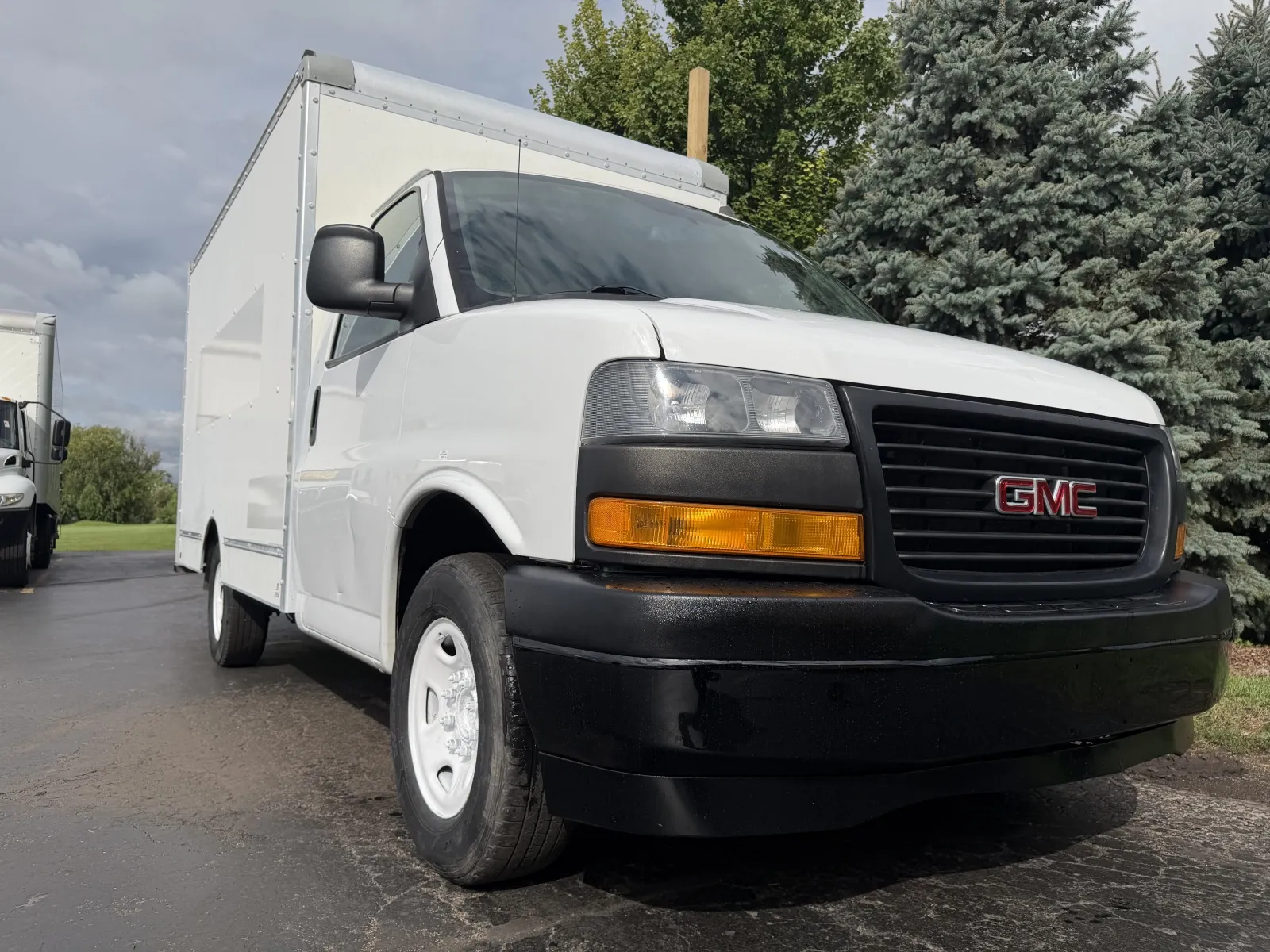 More photos of 2019 GMC Savana 3500 16ft Box Truck at Signature Truck Center, IL