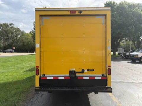 More photos of 2021 GMC 12ft Box Truck at Signature Truck Center, IL