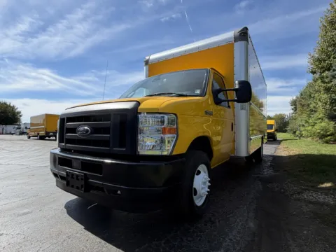 More photos of 2022 Ford E-Series E-350 SD at Signature Truck Center, IL