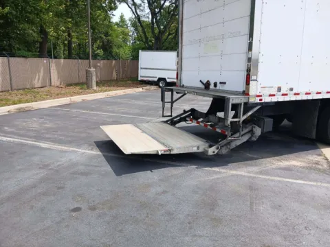 More photos of 2019 Freightliner M2 106 24ft CDL Box Truck at Signature Truck Center, IL