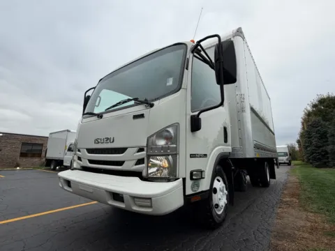 More photos of 2022 Isuzu NPR HD 16ft Box Truck with Lift Gate at Signature Truck Center, IL