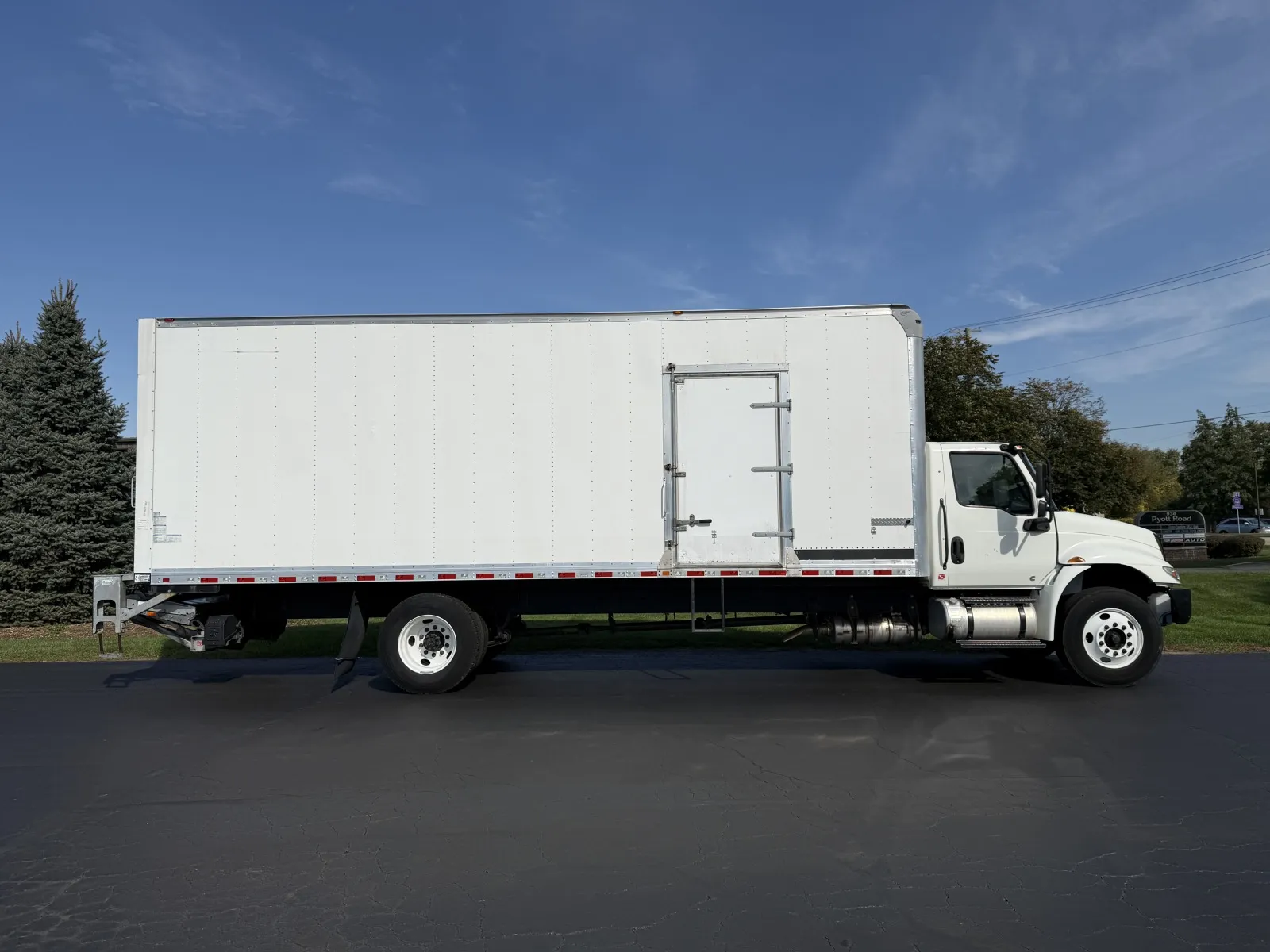 2020 International MV607 26ft Box Truck with Lift Gate
