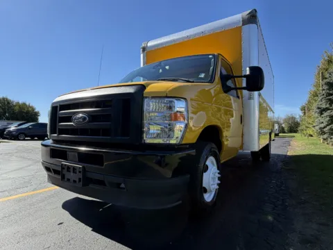More photos of 2022 Ford E-350 at Signature Truck Center, IL