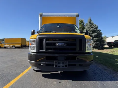 More photos of 2022 Ford E-350 at Signature Truck Center, IL