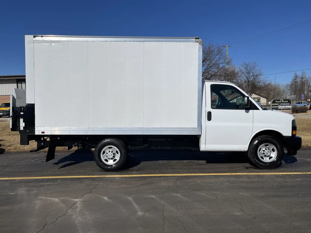 2018 Chevrolet 3500 12ft Box Truck with Lift Gate for sale in Crystal Lake, IL