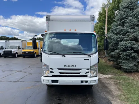 More photos of 2021 Isuzu NPR XD 16ft Cabover with Lift Gate at Signature Truck Center, IL