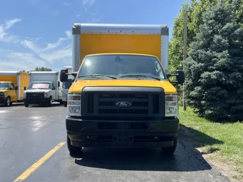 More photos of 2022 Ford E-350 16ft Box Truck at Signature Truck Center, IL