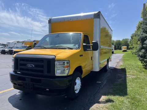 More photos of 2022 Ford E-350 16ft Box Truck at Signature Truck Center, IL