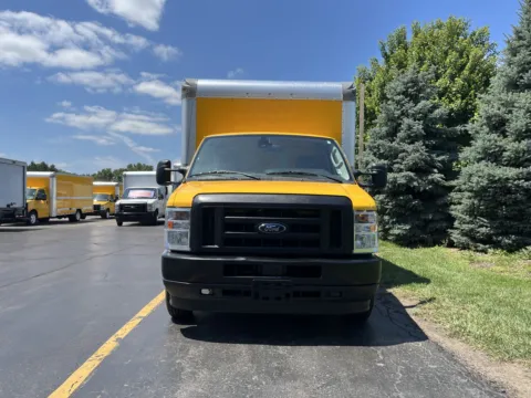 More photos of 2022 Ford E-350 16ft Box Truck at Signature Truck Center, IL