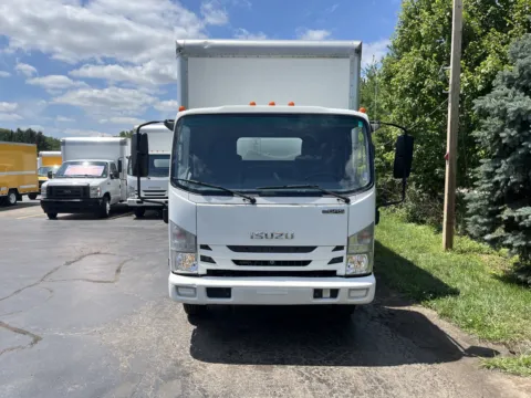 More photos of 2019 Isuzu NPR HD 16ft Box Truck with Lift Gate at Signature Truck Center, IL