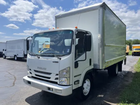 More photos of 2019 Isuzu NPR HD 16ft Box Truck with Lift Gate at Signature Truck Center, IL