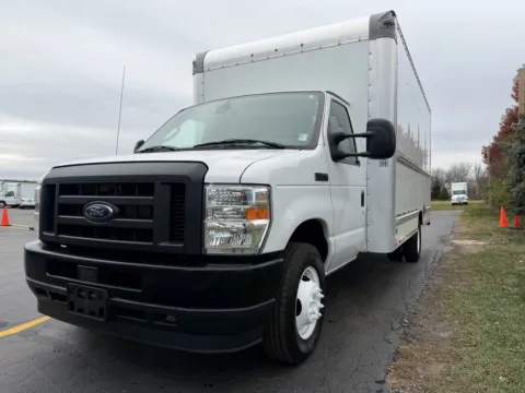 More photos of 2021 Ford E-350 16ft Box Truck at Signature Truck Center, IL