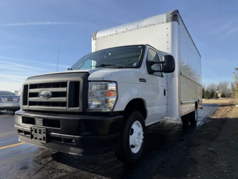 More photos of 2022 Ford E-350 16ft Box Truck at Signature Truck Center, IL