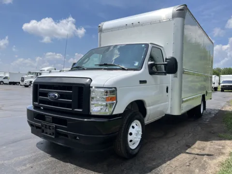 More photos of 2022 Ford E-350 16ft Box Truck at Signature Truck Center, IL