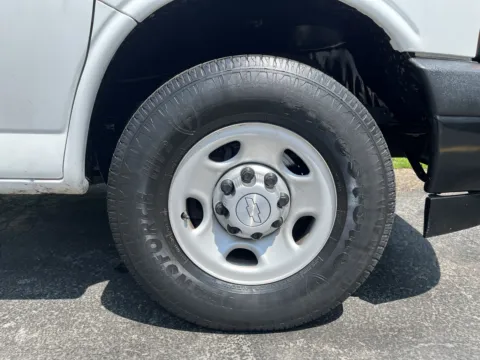 More photos of 2019 Chevrolet 12ft Box Truck with Lift Gate at Signature Truck Center, IL