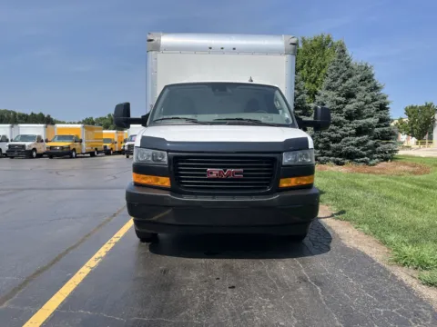 More photos of 2021 GMC 16ft Box Truck at Signature Truck Center, IL