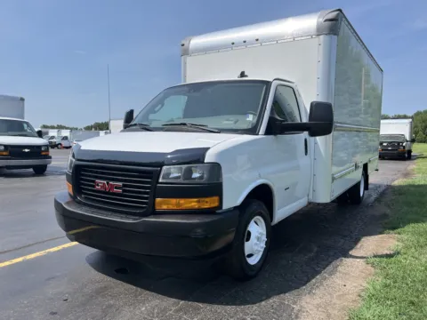 More photos of 2021 GMC 16ft Box Truck at Signature Truck Center, IL
