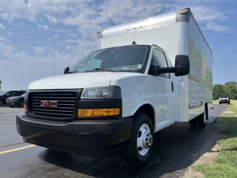 More photos of 2020 GMC 16ft Box Truck at Signature Truck Center, IL