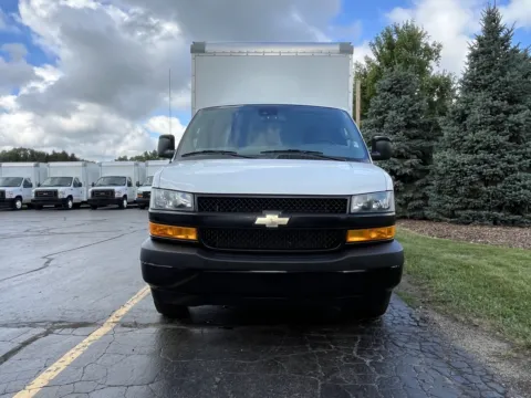 More photos of 2020 Chevrolet 12ft Box Truck with Lift Gate at Signature Truck Center, IL