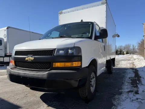More photos of 2020 Chevrolet 3500 12ft Box Truck with Lift Gate at Signature Truck Center, IL