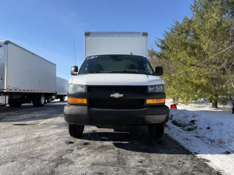 More photos of 2020 Chevrolet 3500 12ft Box Truck with Lift Gate at Signature Truck Center, IL