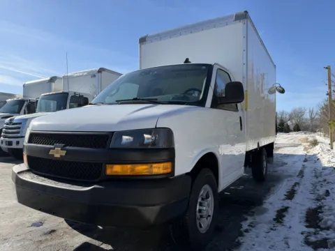 More photos of 2020 Chevrolet 3500 12ft Box Truck with Lift Gate at Signature Truck Center, IL