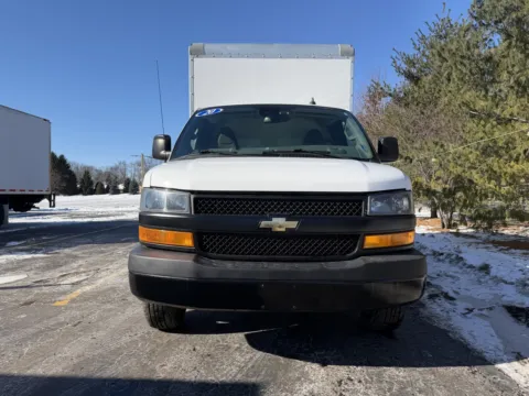 More photos of 2020 Chevrolet 3500 12ft Box Truck with Lift Gate at Signature Truck Center, IL
