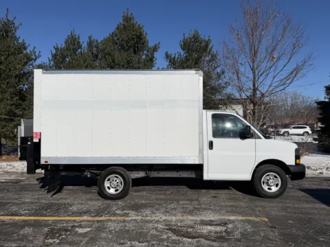 White 2020 Chevrolet 3500 12ft Box Truck with Lift Gate for sale in Crystal Lake, IL