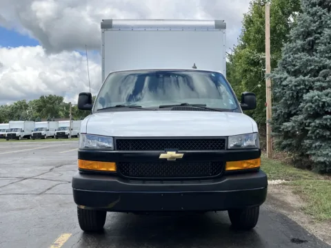 More photos of 2020 Chevrolet 12ft Box Truck with Lift Gate at Signature Truck Center, IL