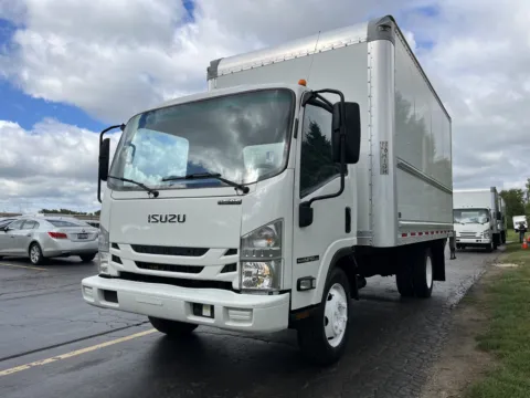 More photos of 2020 Isuzu NPR 16ft Box Truck with Lift Gate at Signature Truck Center, IL
