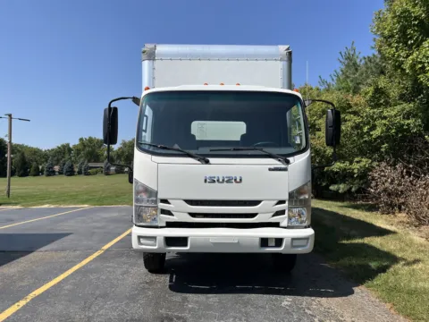 More photos of 2020 Isuzu NPR 16ft Box Truck with Lift Gate at Signature Truck Center, IL