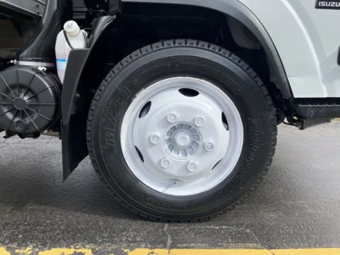 More photos of 2020 Isuzu NPR 16ft Box Truck with Lift Gate at Signature Truck Center, IL