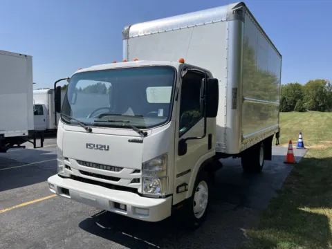 More photos of 2020 Isuzu NPR 16ft Box Truck with Lift Gate at Signature Truck Center, IL